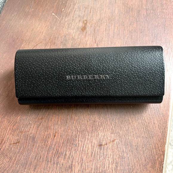 Burberry sunglasses with case - Picture 2 of 11